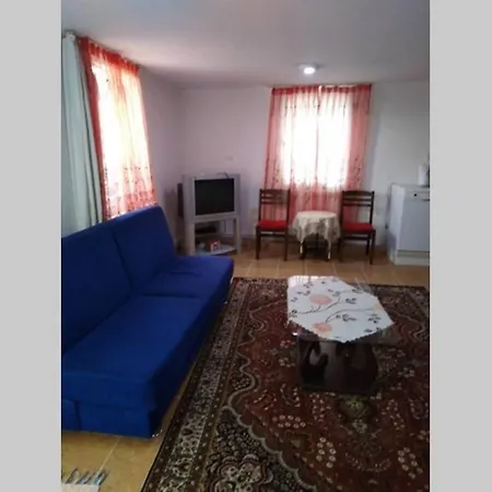 Deniz Kenarinda Guel Bahcesi Ayvalik